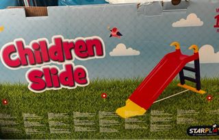 Tobogán infantil rojo, azul y amarillo