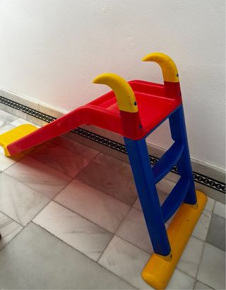 Tobogán infantil rojo, azul y amarillo