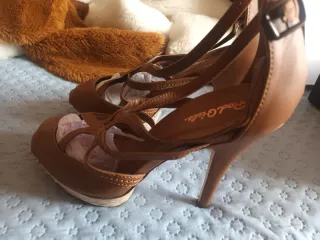 Sandalias Red Girls tacón fino marrones