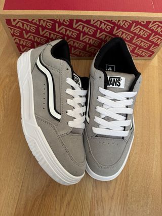 Zapatillas Vans grises y blancas