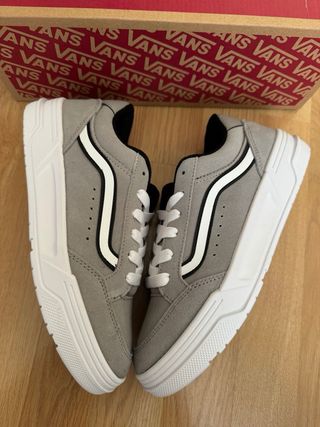 Zapatillas Vans grises y blancas