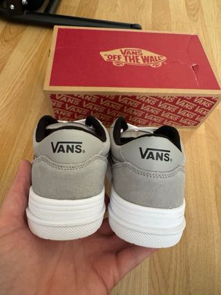 Zapatillas Vans grises y blancas