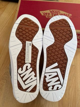 Zapatillas Vans grises y blancas