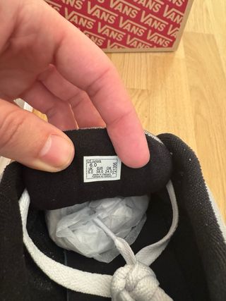 Zapatillas Vans grises y blancas