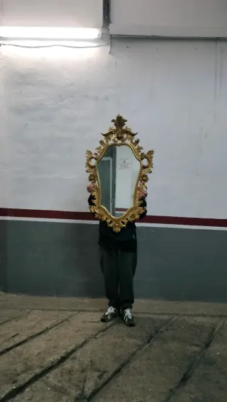 Espejo antiguo dorado con marco tallado