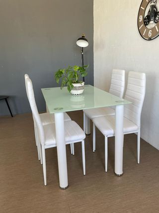 Mesa de cristal con 4 sillas blancas -Envio gratis
