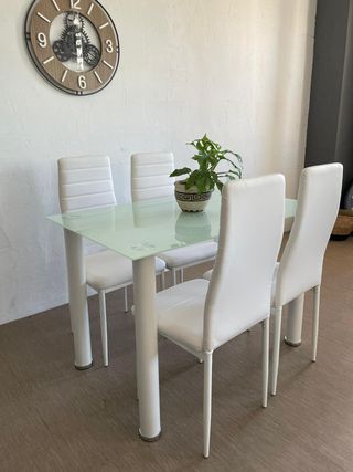 Mesa de cristal con 4 sillas blancas -Envio gratis
