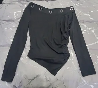 Camiseta negra con ojales y pico