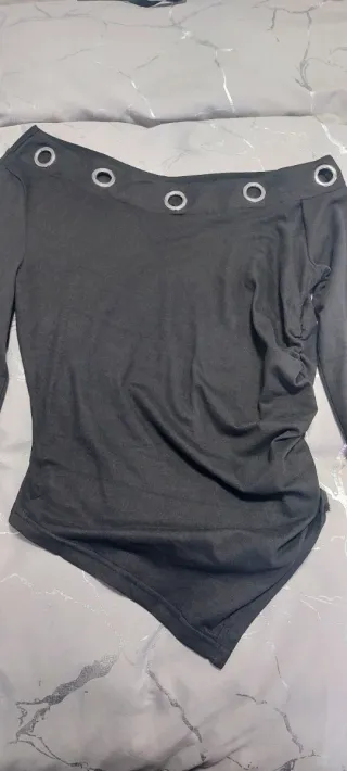 Camiseta negra con ojales y pico