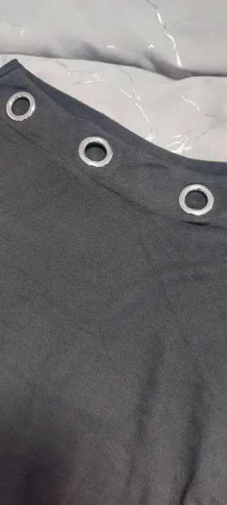 Camiseta negra con ojales y pico