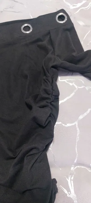 Camiseta negra con ojales y pico