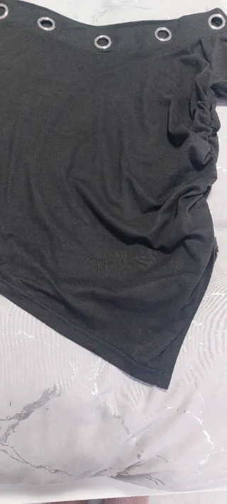 Camiseta negra con ojales y pico