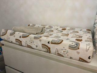 Cambiador de bebé con estampado de arcoíris