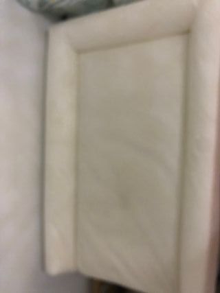 Cambiador de bebé con estampado de arcoíris