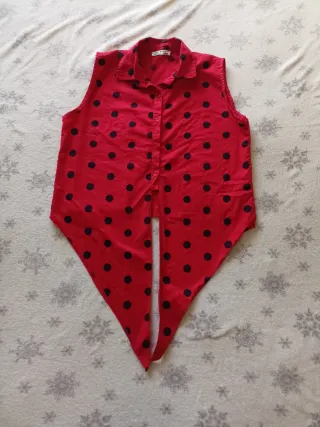 Camisa roja lunares negros, nudo