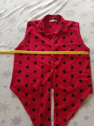 Camisa roja lunares negros, nudo