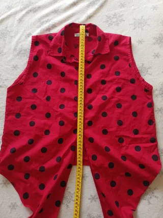 Camisa roja lunares negros, nudo