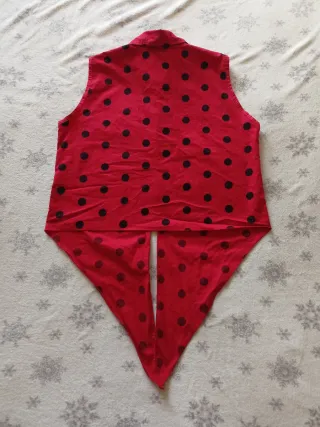 Camisa roja lunares negros, nudo