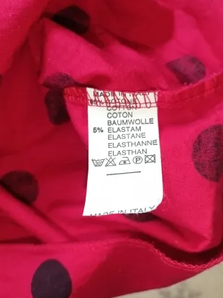 Camisa roja lunares negros, nudo