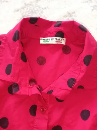 Camisa roja lunares negros, nudo