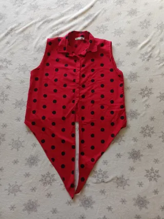 Camisa roja lunares negros, nudo