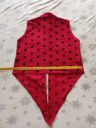 Camisa roja lunares negros, nudo