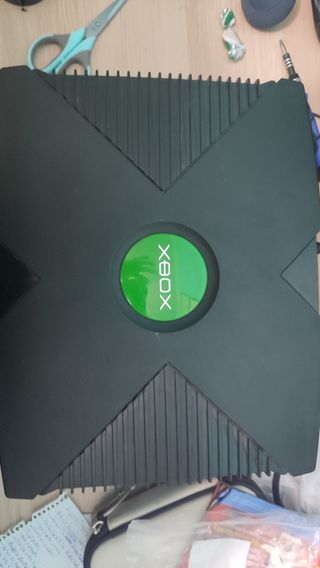Xbox Original Negra con Cables y Mando
