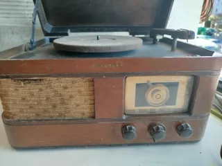 Radio y tocadiscos Crosley antiguo