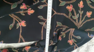 Blusa estampada floral negra