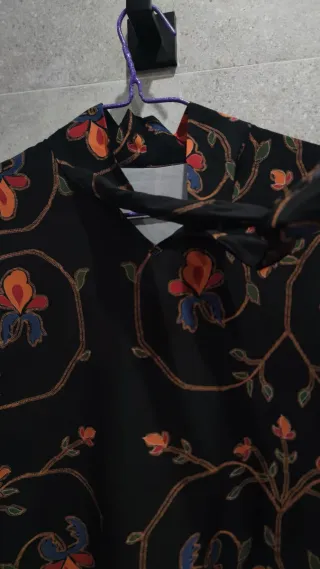 Blusa estampada floral negra
