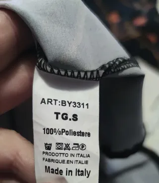 Blusa estampada floral negra