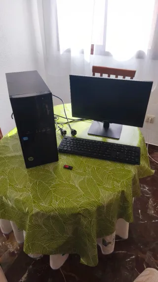 PC Sobremesa HP + Monitor + Teclado