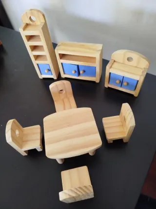 Muebles de madera para casa de muñecas