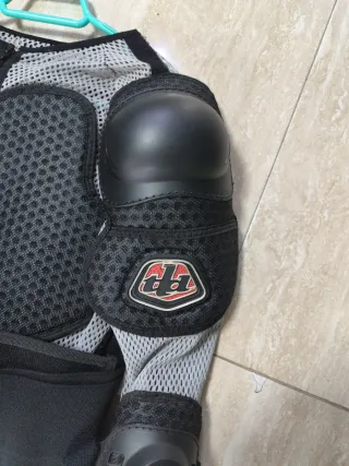 Peto- Chaqueta protectora Troy Lee. Nuevo.