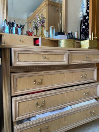 Cómoda de madera con espejo