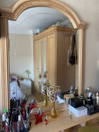 Cómoda de madera con espejo