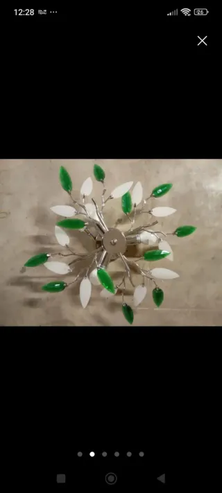 Lampadario a soffitto con foglie verdi e bianche