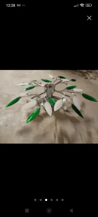 Lampadario a soffitto con foglie verdi e bianche