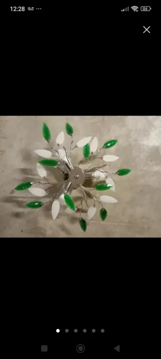 Lampadario a soffitto con foglie verdi e bianche