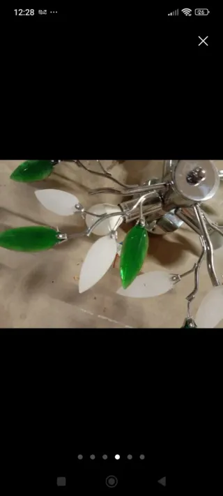 Lampadario a soffitto con foglie verdi e bianche