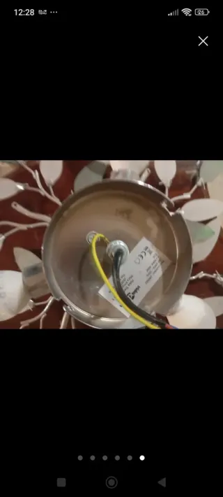 Lampadario a soffitto con foglie verdi e bianche