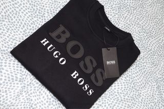 Camisola BOSS preta com logo em relevo