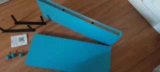 Estanterías azules y pomos para cajones