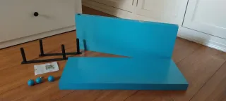 Estanterías azules y pomos para cajones