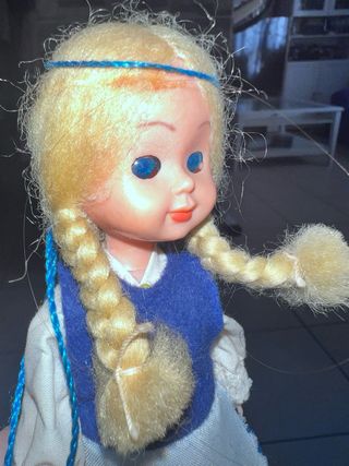Muñeca folclórica vintage Suiza
