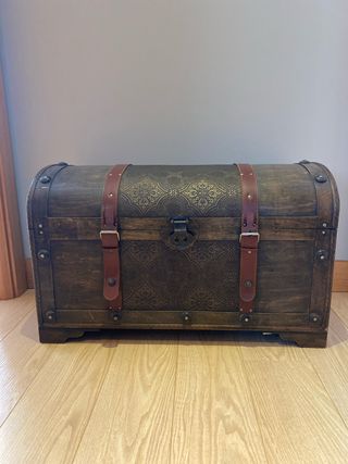 Baúl de madera estilo antiguo