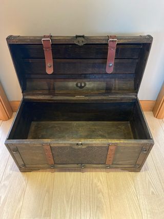 Baúl de madera estilo antiguo