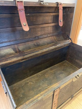 Baúl de madera estilo antiguo