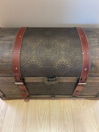 Baúl de madera estilo antiguo