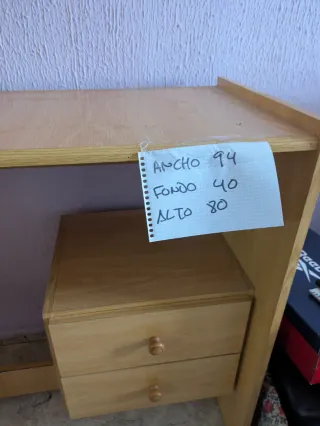 Escritorio de madera con cajones